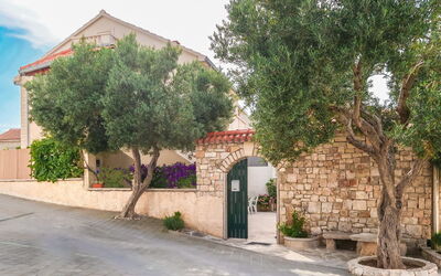 Brač Supetar 620: Proprietà, Albero, Zona Residenziale, Parete, Quartiere, Casa, Cittadina, Costruzione, Immobiliare, Architettura