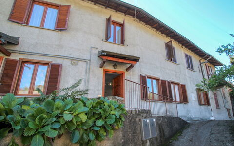 Angela: Casa, Proprietà, Costruzione, Parete, Cittadina, Quartiere, Area Rurale, Finestra, Architettura, Villaggio