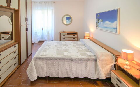 Angela: Camera Da Letto, Letto, Mobilia, Camera, Lenzuolo, Proprietà, Materasso, Telaio Del Letto, Bedding, Pavimento