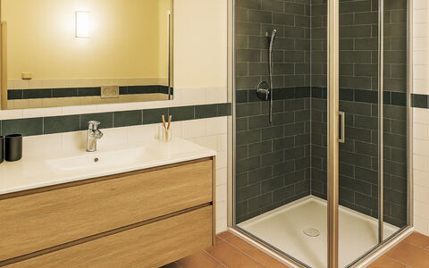Crespina Lorenzana 100: Idraulico Fixture, Bagno, Pavimentazione, Mobiletto Del Bagno, Pavimento, Interior Design, Lavandino Del Bagno, Idraulico, Piastrella, Specchio