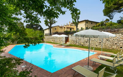 Crespina Lorenzana 100: Acqua, Proprietà, Costruzione, Pianta, Piscina, Cielo, Finestra, Azzurro, Albero, Sedia