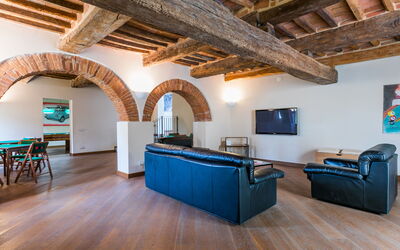 Villa la Guardia Vecchia 100.1: Mobilia, Proprietà, Divano, Legna, Sala, Interior Design, Pavimentazione, Soggiorno, Pavimento, Sedia