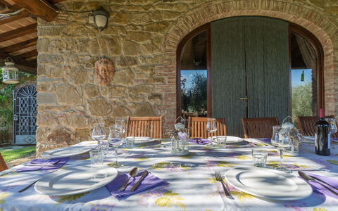 Villa Poggiospinoso: Proprietà, Camera, Parete, Costruzione, Interior Design, Architettura, Tavolo, Casa, Ristorante, Piastrella