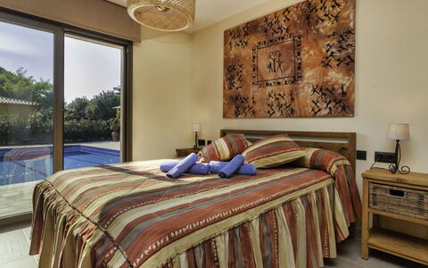 Emporion: Camera Da Letto, Letto, Camera, Mobilia, Proprietà, Lenzuolo, Bedding, Interior Design, Telaio Del Letto, Immobiliare