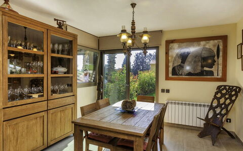 Emporion: Camera, Proprietà, Mobilia, Interior Design, Costruzione, Sala Da Pranzo, Soffitto, Tavolo, Immobiliare, Casa