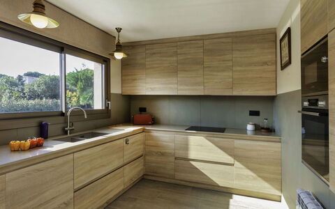 Emporion: Controsoffitto, Cabinetry, Lavandino Della Cucina, Proprietà, Rubinetto, Lavello, Costruzione, Cucina, Elettrodomestico Da Cucina, Finestra