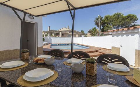 Estrella: Proprietà, Camera, Casa, Immobiliare, Casa, Tavolo, Interior Design, Vacanza, Costruzione, Architettura