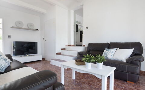 Estrella: Divano, Mobilia, Tavolo, Proprietà, Costruzione, Comfort, Cornice, Interior Design, Soggiorno, Legna