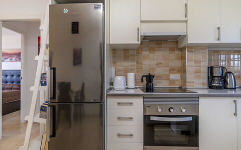 Bellavista i: Camera, Cabinetry, Mobilia, Cucina, Controsoffitto, Proprietà, Pavimento, Interior Design, Costruzione, Piastrella