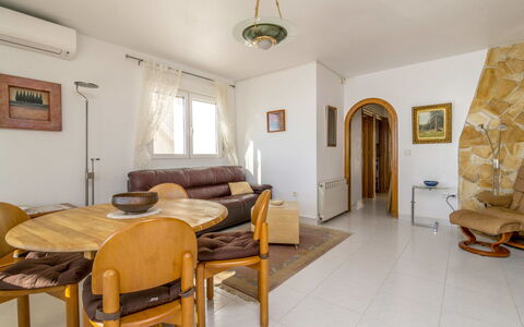 Aquamarina: Proprietà, Camera, Mobilia, Costruzione, Interior Design, Giallo, Casa, Immobiliare, Soffitto, Pavimento
