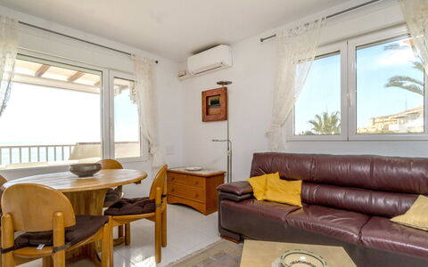 Aquamarina: Camera, Proprietà, Mobilia, Soggiorno, Costruzione, Interior Design, Immobiliare, Casa, Tavolo, Pavimento