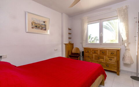 Aquamarina: Camera Da Letto, Mobilia, Camera, Letto, Proprietà, Lenzuolo, Soffitto, Interior Design, Telaio Del Letto, Rosso