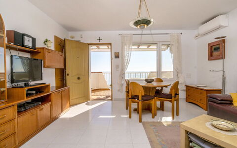 Aquamarina: Proprietà, Camera, Mobilia, Costruzione, Interior Design, Casa, Immobiliare, Pavimento, Cucina, Tavolo