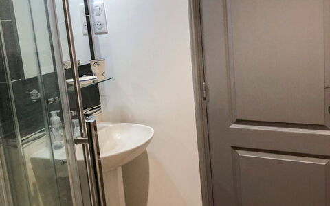 The Old Bakery: Idraulico Fixture, Porta, Bagno, Doccia Porta, Interior Design, Pavimento, Legna, Pavimentazione, Cabinetry