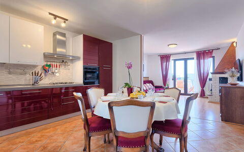 Chiara: Camera, Proprietà, Costruzione, Interior Design, Mobilia, Immobiliare, Pavimento, Sala Da Pranzo, Casa, Tavolo