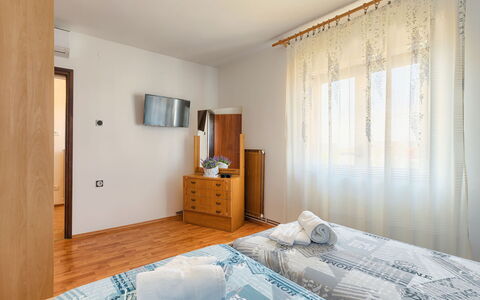 Chiara: Camera Da Letto, Mobilia, Camera, Proprietà, Letto, Lenzuolo, Interior Design, Telaio Del Letto, Pavimento, Materasso