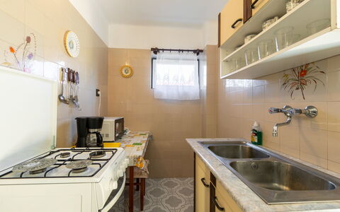Rallye: Lavandino Della Cucina, Cabinetry, Proprietà, Rubinetto, Lavello, Controsoffitto, Idraulico Fixture, Cucina, Illuminazione, Stufa A Gas