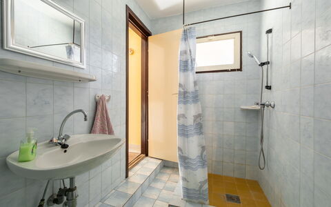 Rallye: Rubinetto, Specchio, Idraulico Fixture, Proprietà, Lavello, Lavandino Del Bagno, Bagno, Interior Design, Costruzione, Pavimento