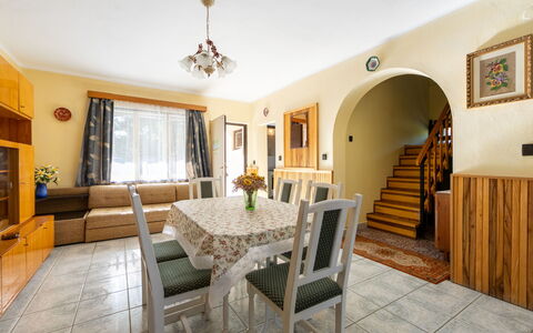 Rallye: Cornice, Tavolo, Mobilia, Sedia, Legna, Costruzione, Illuminazione, Interior Design, Pavimento, Pianta Della Casa
