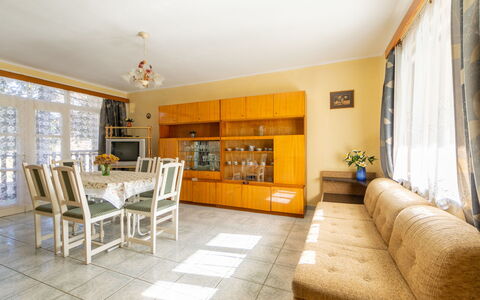 Rallye: Mobilia, Proprietà, Cabinetry, Sedia, Tavolo, Finestra, Tenda, Pianta Della Casa, Legna, Soggiorno