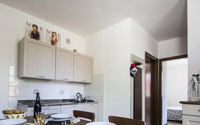 Trilocale Oleandro 1: Cabinetry, Controsoffitto, Legna, Cornice, Elettrodomestico Da Cucina, Cucina, Elettrodomestico, Pavimento, Pavimentazione, Color Legno