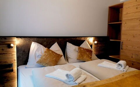 Rauris 110: Comfort, Legna, Pavimento, Pavimentazione, Rettangolo, Cabinetry, Mensola, Latifoglie, Soggiorno, Cuscino