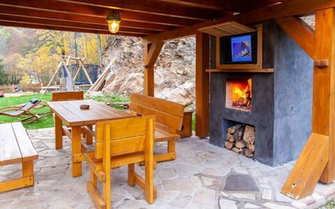 Mrklov: Proprietà, Camera, Mobilia, Costruzione, Casa, Tavolo, Immobiliare, Casa, Interior Design, Villetta