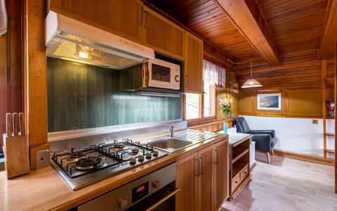 Mrklov: Cabinetry, Controsoffitto, Proprietà, Elettrodomestico Da Cucina, Cucina, Legna, Interior Design, Cucina Stufa, Costruzione, Pavimentazione