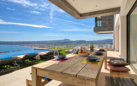 Bali Infinity Plus: Cielo, Acqua, Giorno, Nube, Proprietà, Mobilia, Tavolo, Costruzione, Azzurro, Legna