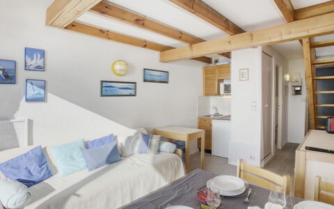 Carnac 214: Camera, Proprietà, Mobilia, Soffitto, Interior Design, Costruzione, Camera Da Letto, Parete, Casa, Letto