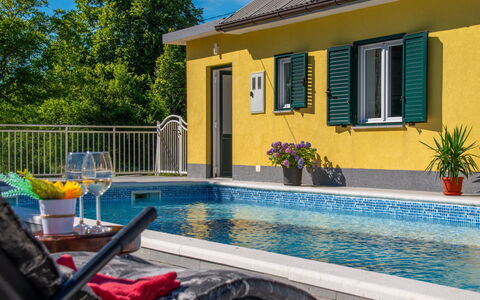 Saulja: Acqua, Pianta, Proprietà, Finestra, Piscina, Costruzione, Azzurro, Cielo, Shade, Tempo Libero