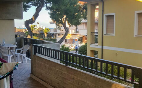 Silvi Marina 180: Proprietà, Balcone, Corrimano, Casa, Casa, Immobiliare, Costruzione, Portico, Albero, Guardrail