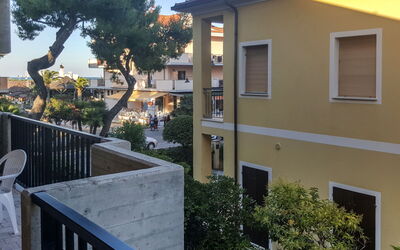 Silvi Marina 180: Pianta, Costruzione, Finestra, Proprietà, Cielo, Giallo, Casa, Albero, Architettura