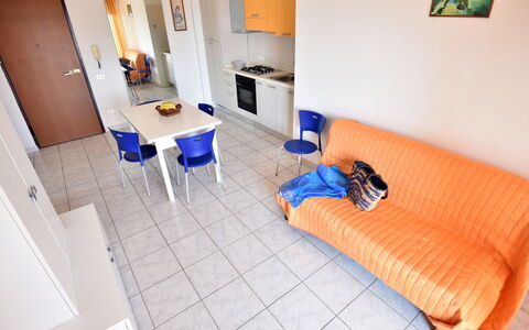 Vistamare: Mobilia, Proprietà, Divano, Comfort, Costruzione, Tessile, Interior Design, Cuscino, Pavimentazione, Divano Letto