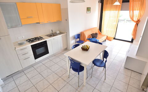 Vistamare: Proprietà, Mobilia, Tavolo, Cabinetry, Sedia, Elettrodomestico Da Cucina, Costruzione, Piano Cottura, Legna, Arancia