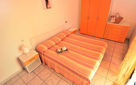 Vistamare: Comfort, Arancia, Legna, Interior Design, Cuscino, Telaio Del Letto, Costruzione, Mobili Da Esterno, Pavimentazione, Pavimento