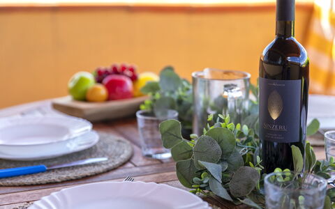Ginepro: Tavola, Dishware, Bottiglia, Cibo, Serveware, Piatto, Ingrediente, Vino, Bicchieri
