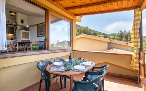 Ginepro: Tavolo, Mobilia, Proprietà, Cielo, Pianta, Azzurro, Legna, Interior Design, Vaso Di Fiori, Pianta Della Casa