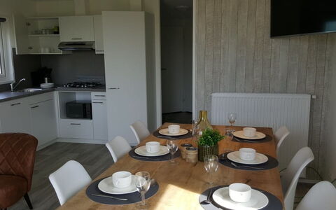 Retranchement 102: Tavolo, Mobilia, Proprietà, Tavola, Dishware, Sedia, Legna, Cabinetry, Interior Design, Piatto