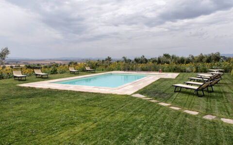 Villa Milluzzi: Nube, Cielo, Piscina, Pianta, Albero, Shade, Costruzione, Rettangolo, Erba, Pavimento