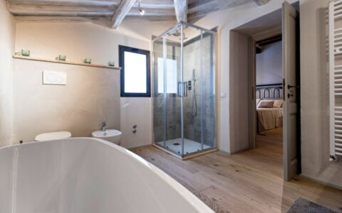 Villa Milluzzi: Vasca Da Bagno, Idraulico Fixture, Costruzione, Bagno, Pavimento, Legna, Pavimentazione, Rubinetto, Comfort