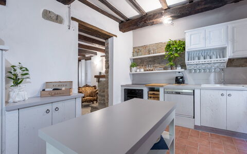 Villa Il Biancospino: Cabinetry, Controsoffitto, Proprietà, Mobilia, Tavolo, Pianta, Lavandino Della Cucina, Elettrodomestico Da Cucina, Cucina Stufa, Cucina