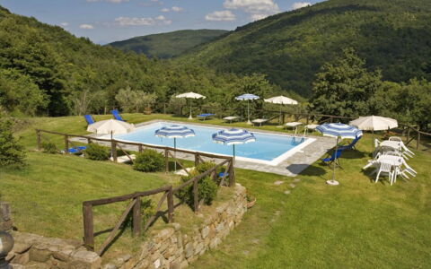 Villa Il Biancospino: Pianta, Montagna, Cielo, Nube, Acqua, Piscina, Albero, Shade, Lotto, Paesaggio Naturale