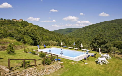 Villa Il Biancospino: Nube, Cielo, Acqua, Pianta, Montagna, Piscina, Paesaggio Naturale, Albero, Highland, Tempo Libero