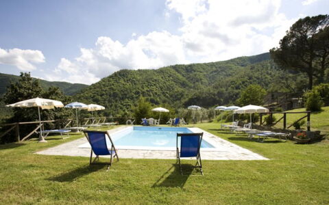 Villa Il Biancospino: Nube, Cielo, Pianta, Acqua, Montagna, Piscina, Lettino, Mobili Da Esterno, Albero, Shade