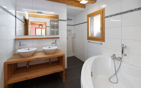 Banksia: Pavimentazione, Idraulico Fixture, Interior Design, Lavandino Del Bagno, Lavello, Bagno, Legna, Pavimento, Rubinetto, Soffitto