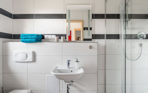Bečov Nad Teplou 2: Rubinetto, Specchio, Lavello, Lavandino Del Bagno, Idraulico Fixture, Bagno, Viola, Interior Design, Pavimento, Linea
