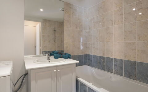 Résidence Villa Cassandre: Bagno, Proprietà, Camera, Piastrella, Parete, Rubinetto, Pavimento, Interior Design, Bagno Accessorio, Immobiliare