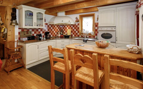 Dörfli: Cucina, Mobilia, Interior Design, Pavimentazione, Controsoffitto, Legna, Soffitto, Elettrodomestico Da Cucina, Cabinetry, Pavimento