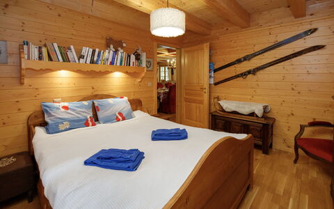Dörfli: Mobilia, Legna, Interior Design, Camera Da Letto, Letto, Lenzuolo, Camera, Soffitto, Pavimento, Pavimentazione